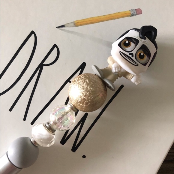 Disney Doorables: Coco: Ernesto de la Cruz handmade beaded pen - Picture 1 of 3